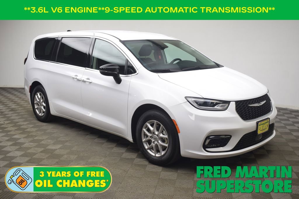 Used 2024 Chrysler Pacifica Touring-L image 1