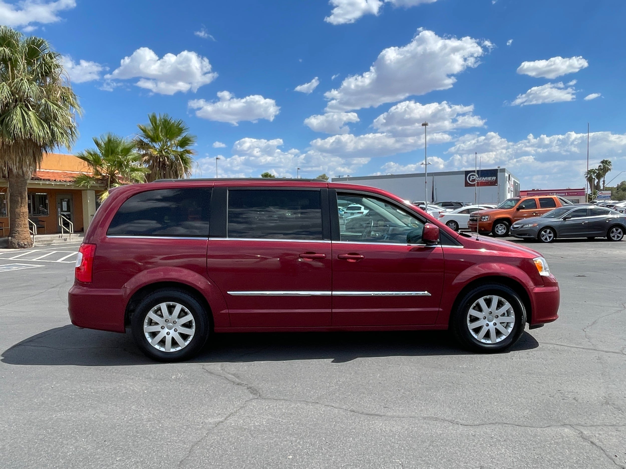 Used 2012 Chrysler Town & Country Touring w/ Entertainment Group #1 FWD image 6