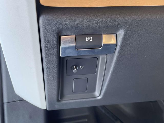 Used 2023 Land Rover Defender 130 X-Dynamic SE image 18