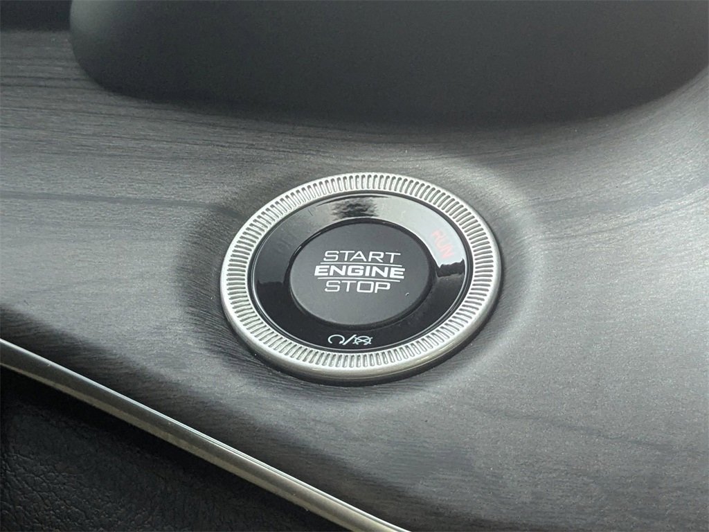 Used 2022 Jeep Grand Cherokee Overland w/ Luxury Tech Group IV image 22