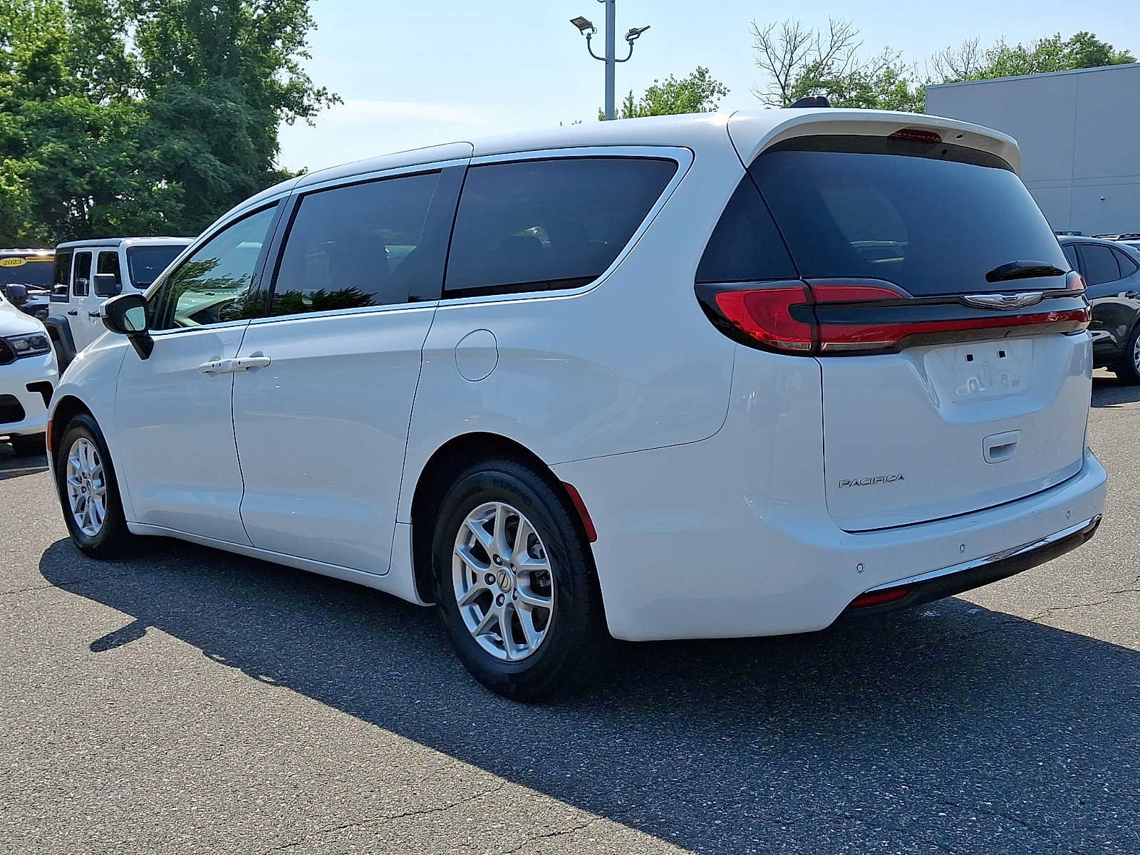 Certified 2023 Chrysler Pacifica Touring-L FWD image 4