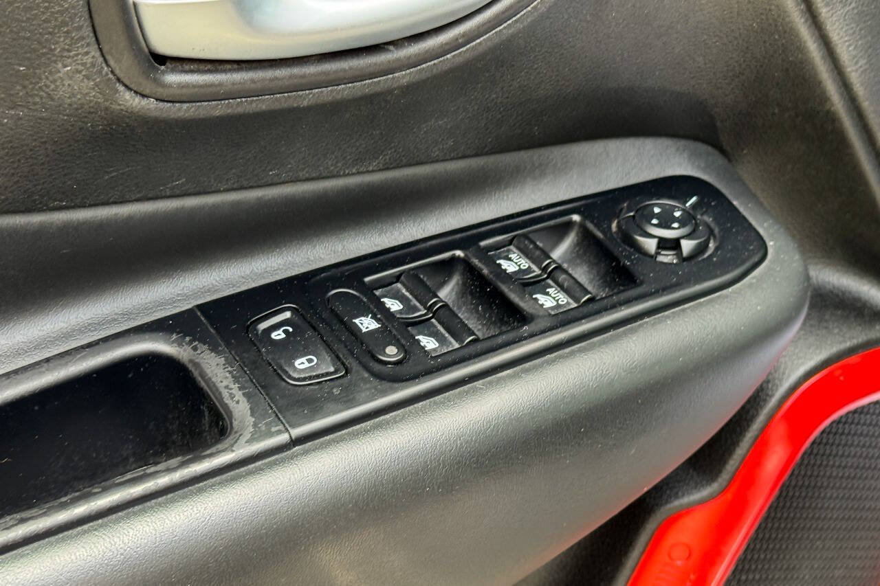 Used 2019 Jeep Renegade Trailhawk w/ UConnect 8.4 Nav Group AWD/4WD image 24