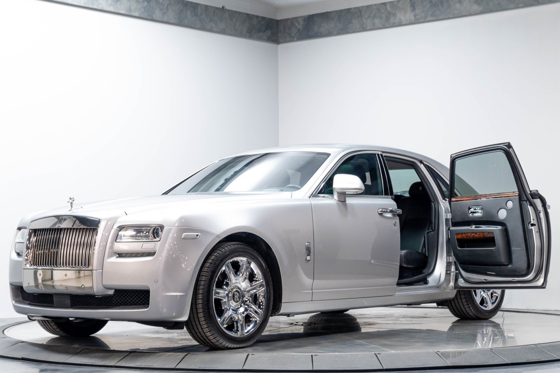 Used 2012 Rolls-Royce Ghost RWD image 2
