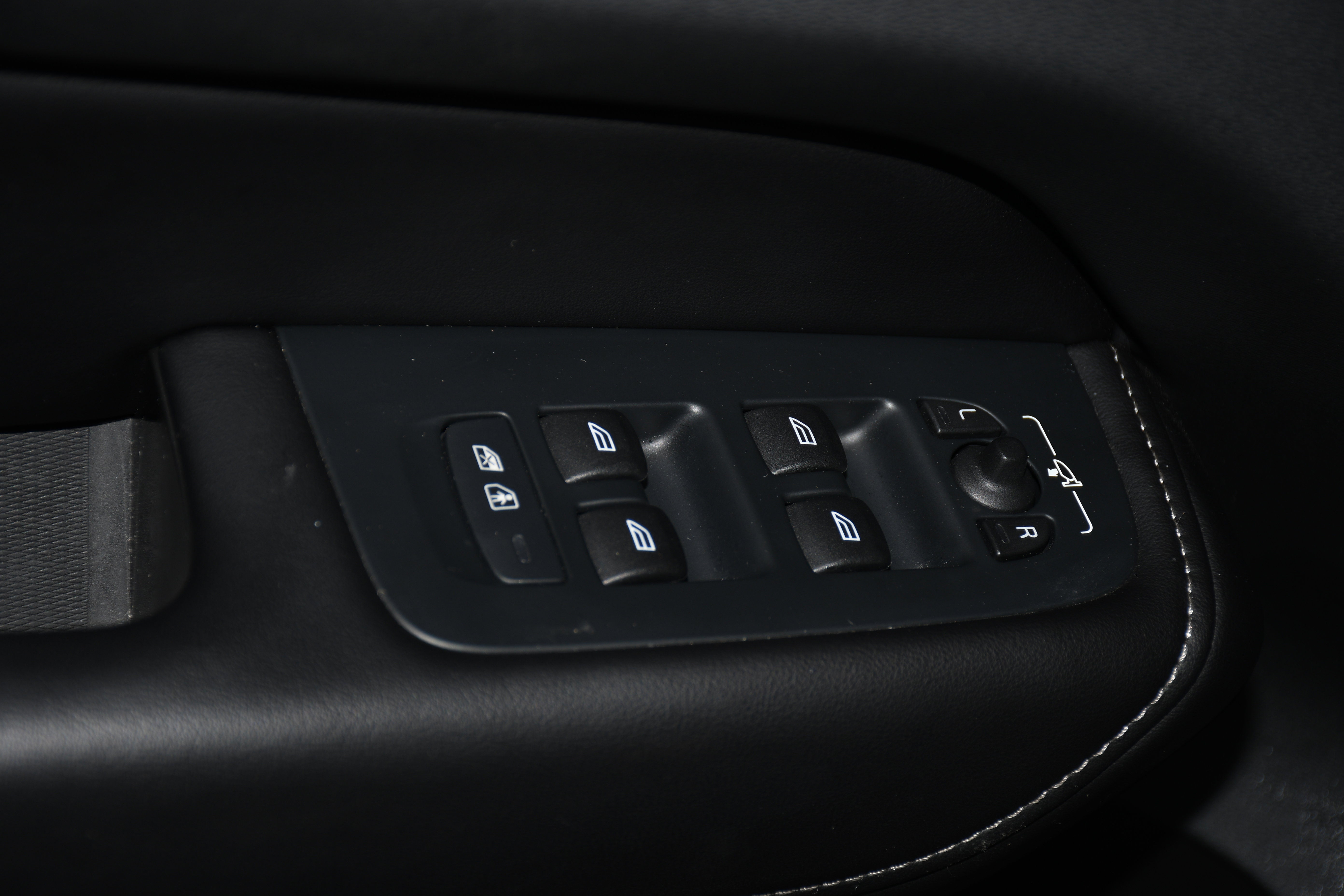 Used 2022 Volvo XC60 B5 Inscription w/ Advanced Package FWD image 11