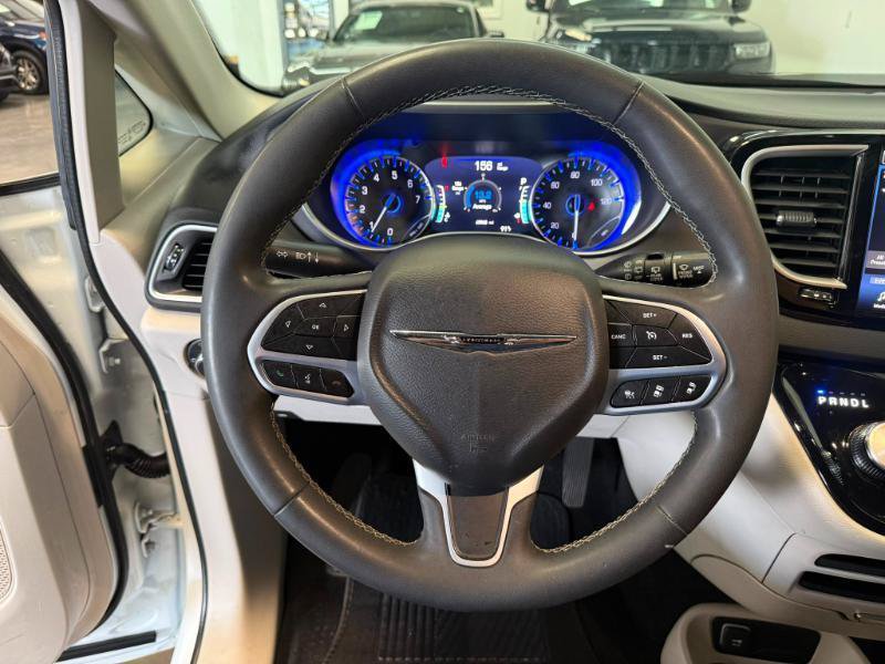Used 2023 Chrysler Pacifica Touring-L FWD image 12