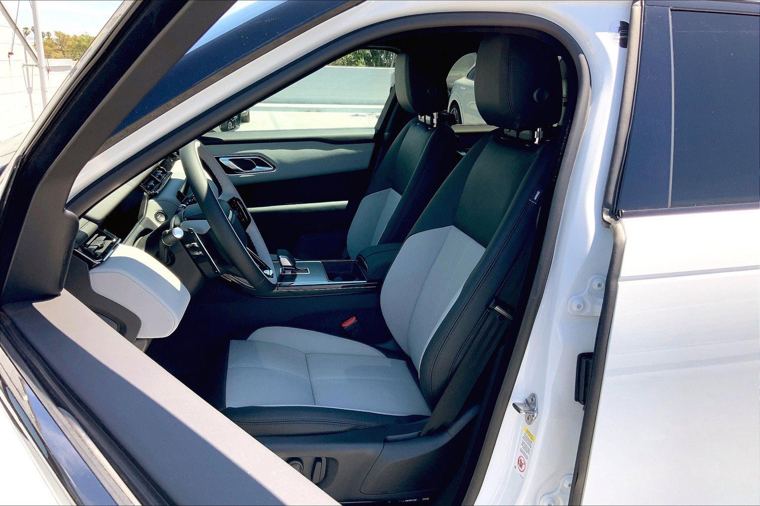 New 2026 Land Rover Range Rover Velar Dynamic SE image 6