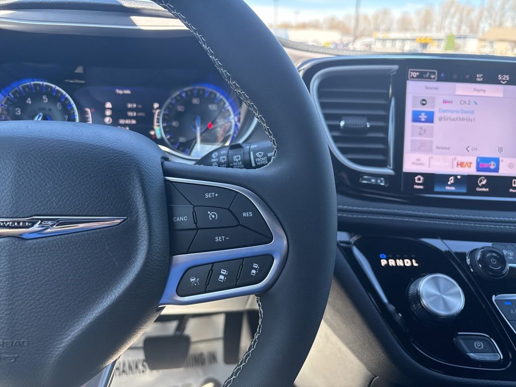 New 2025 Chrysler Pacifica Select image 25