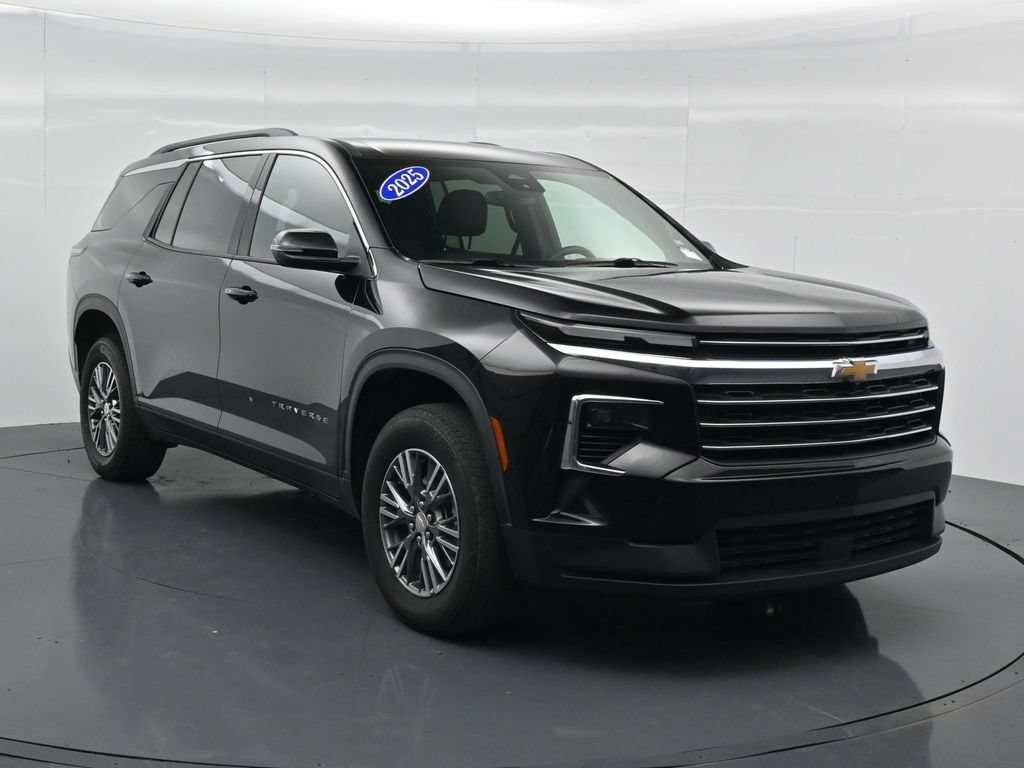 Used 2025 Chevrolet Traverse LT FWD image 3