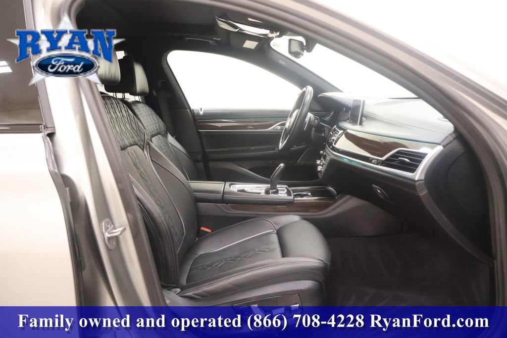 Used 2022 BMW 750i xDrive w/ Executive Package image 16
