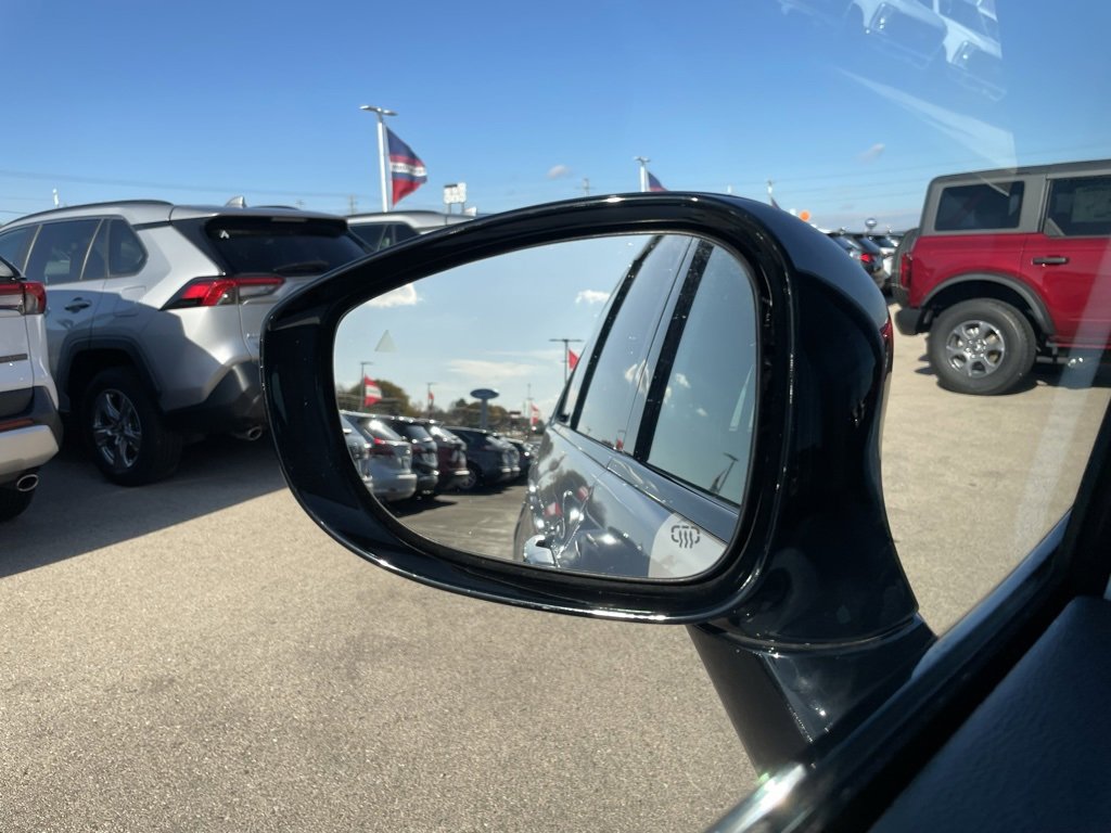 Used 2025 Chrysler Pacifica Limited image 40