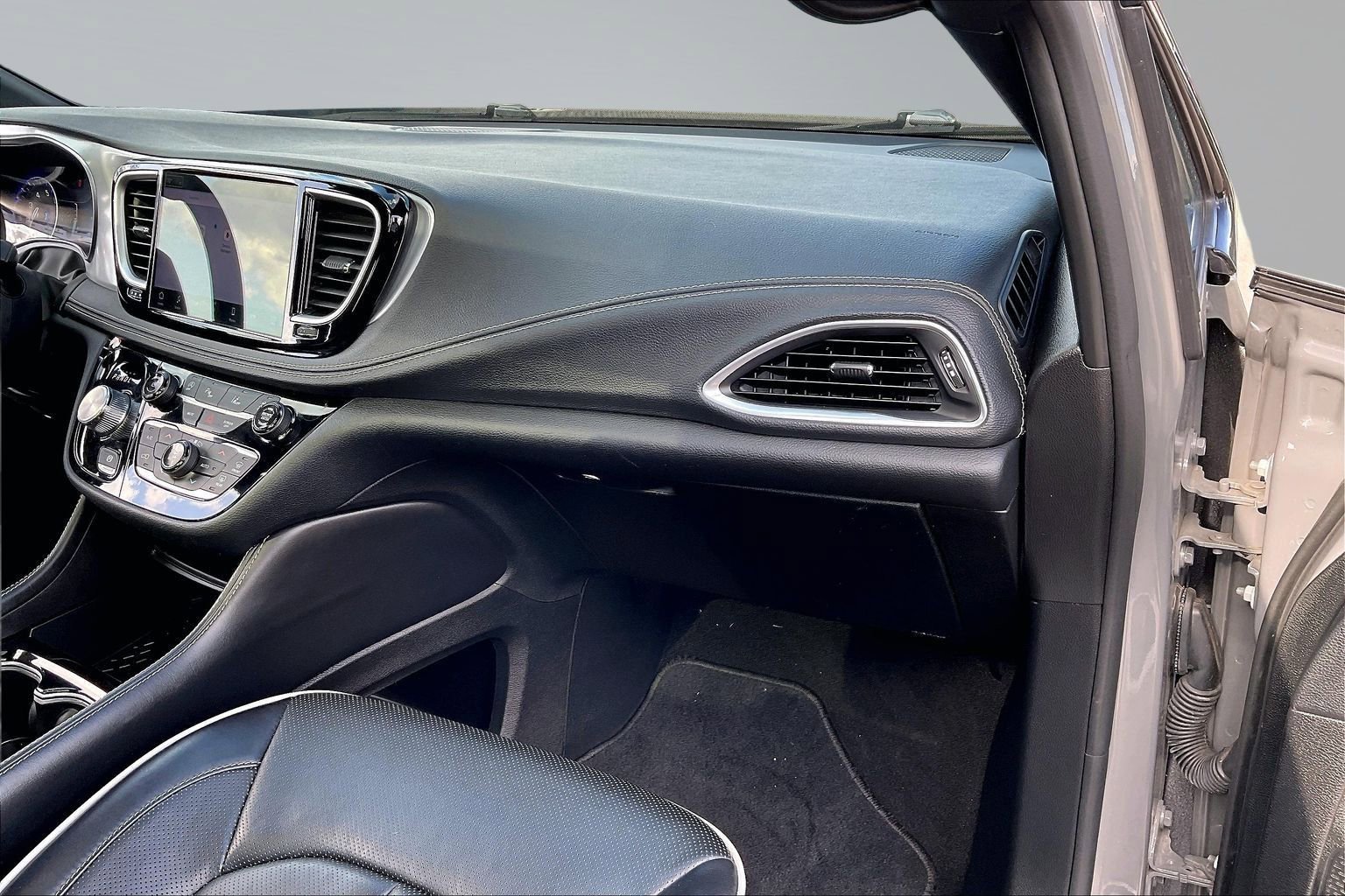 Used 2025 Chrysler Pacifica Limited image 15