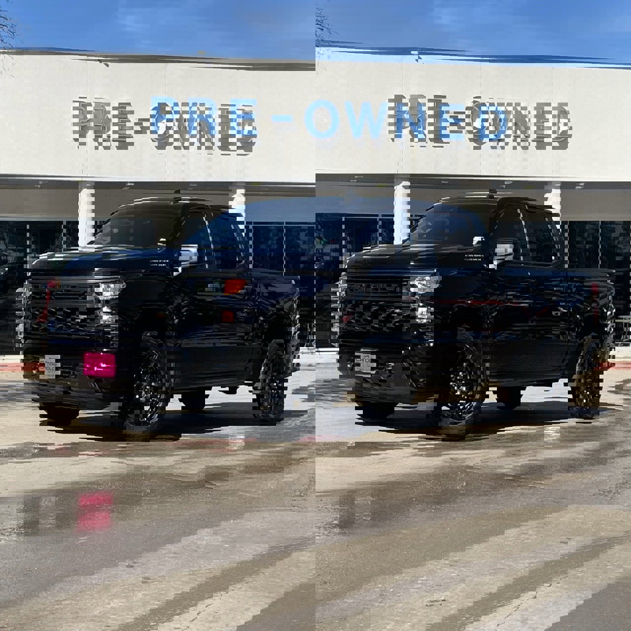 Used 2023 Chevrolet Silverado 1500 Custom image 2