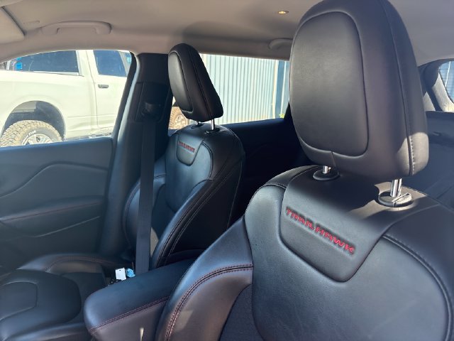 Used 2023 Jeep Cherokee Trailhawk AWD/4WD image 9