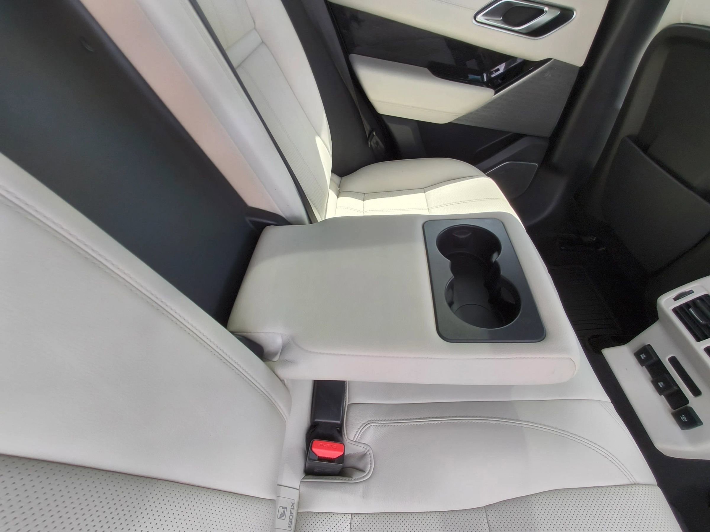 Used 2019 Land Rover Range Rover Velar R-Dynamic SE image 30