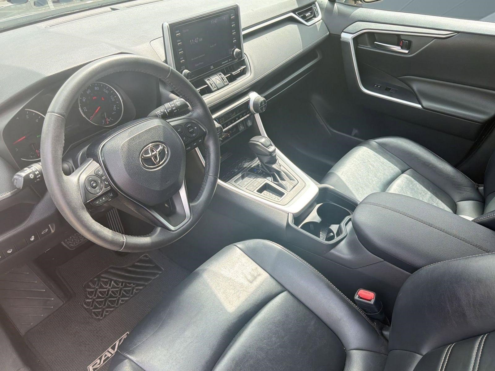 Used 2020 Toyota RAV4 XLE Premium image 4