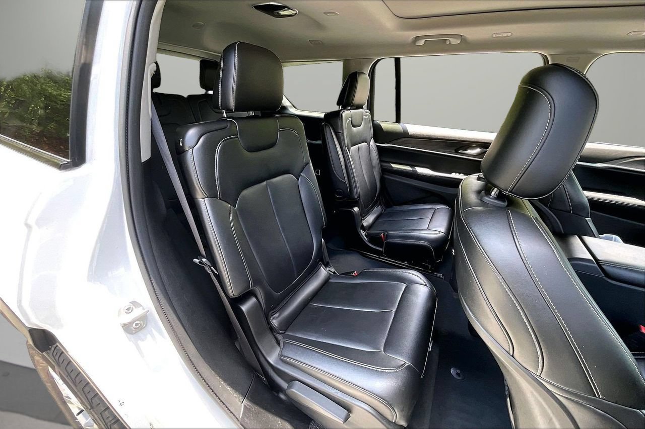 Used 2023 Jeep Grand Cherokee L Limited AWD/4WD image 25