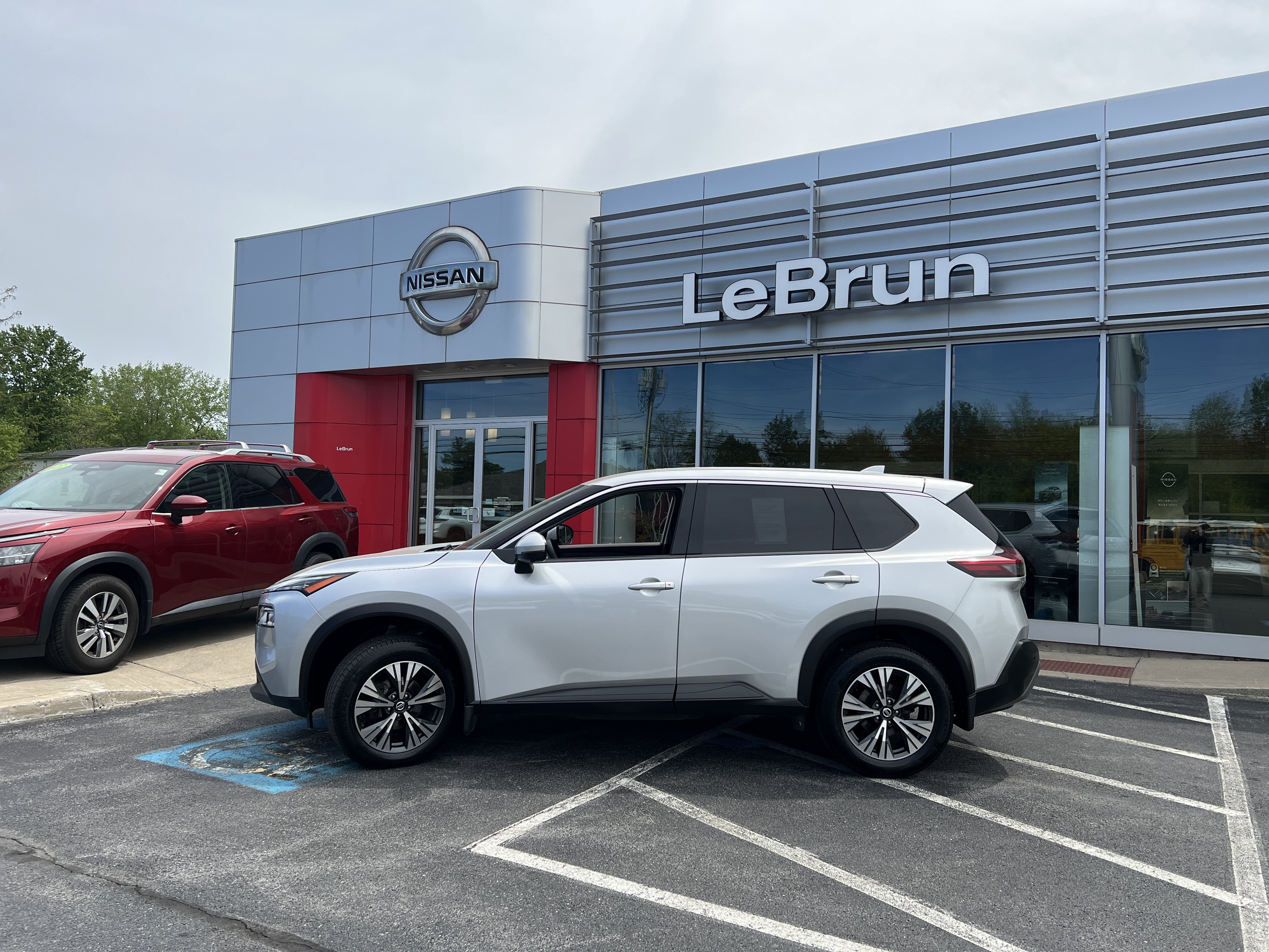 Used 2021 Nissan Rogue SV AWD/4WD image 2