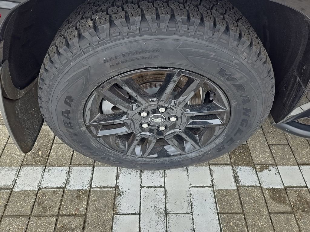 Used 2023 Land Rover Defender 90 X-Dynamic SE image 12