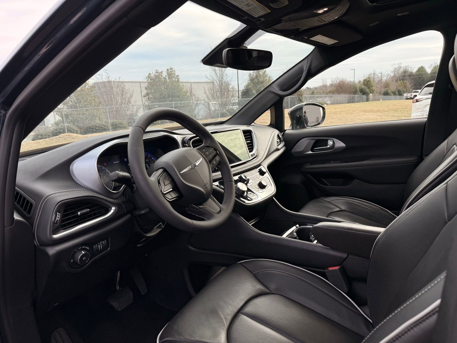 Used 2025 Chrysler Pacifica Limited FWD image 13
