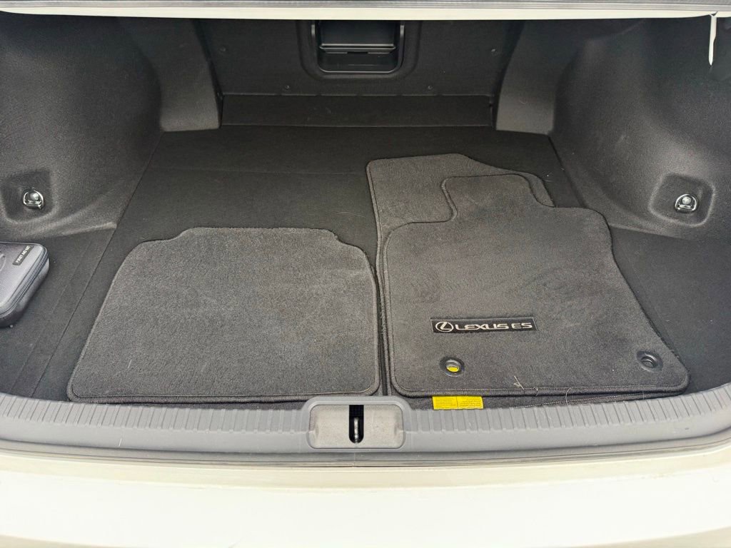 Certified 2025 Lexus ES 300h w/ Premium Package image 18