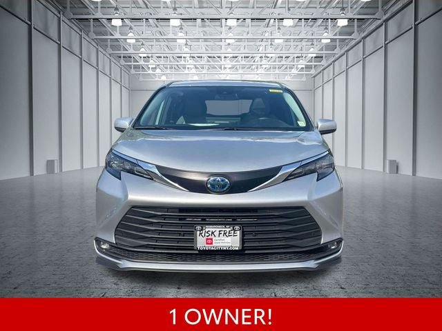 Certified 2025 Toyota Sienna XLE FWD image 2