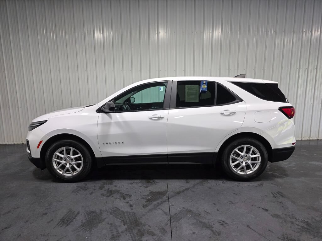 Used 2023 Chevrolet Equinox LS w/ LS Convenience Package FWD image 4