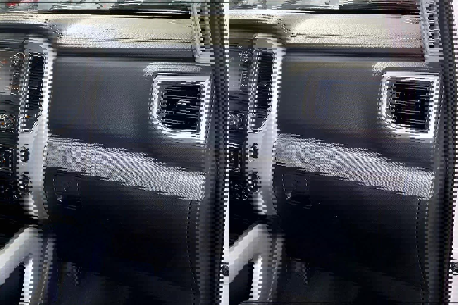 Used 2017 Nissan Titan PRO-4X image 18