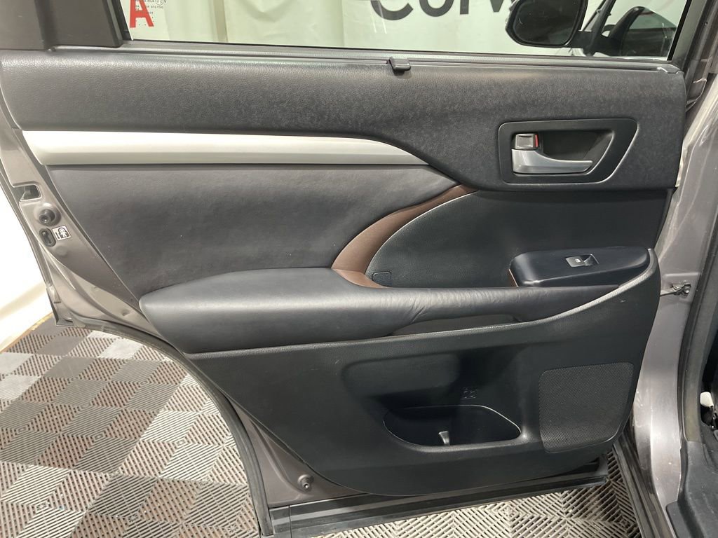 Used 2015 Toyota Highlander XLE image 17