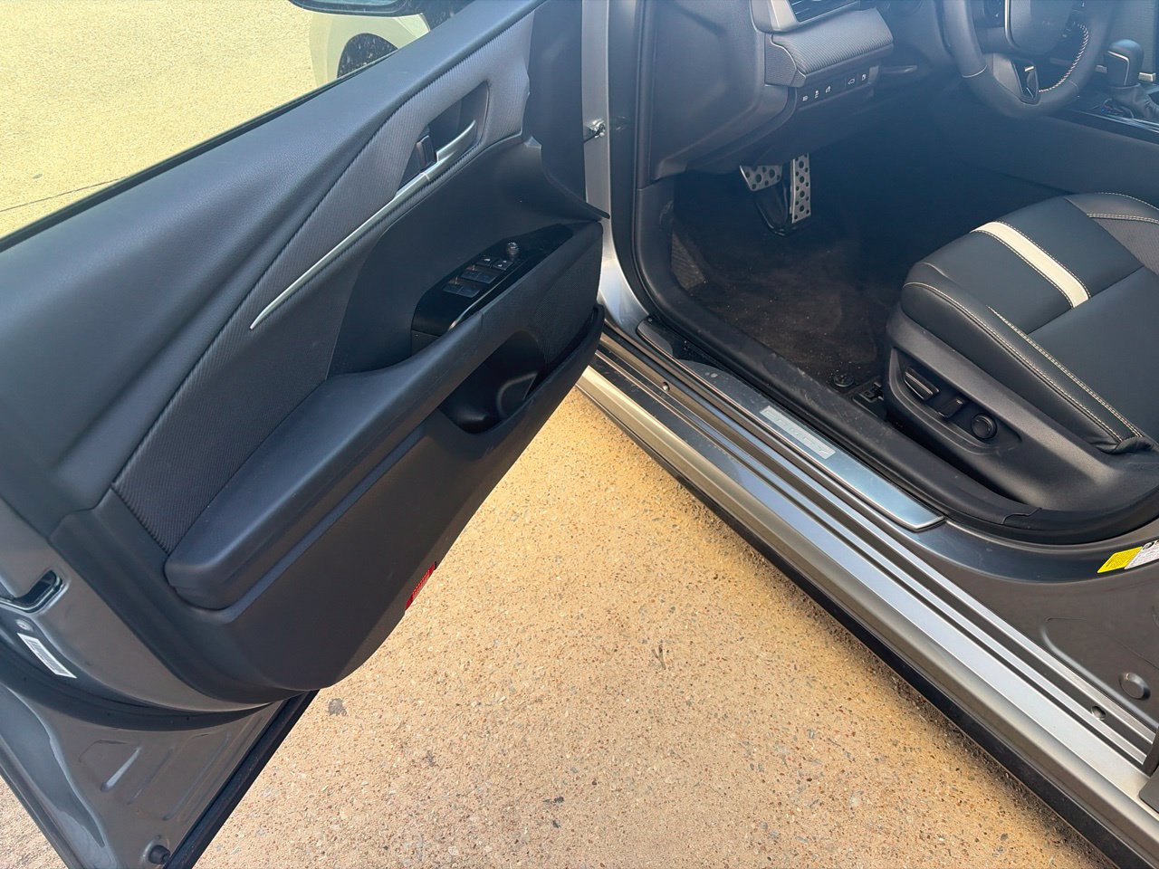 Used 2026 Toyota Camry SE w/ Convenience Package FWD image 9