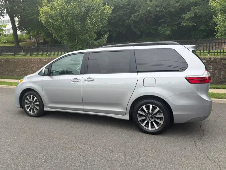 Used 2018 Toyota Sienna LE image 4