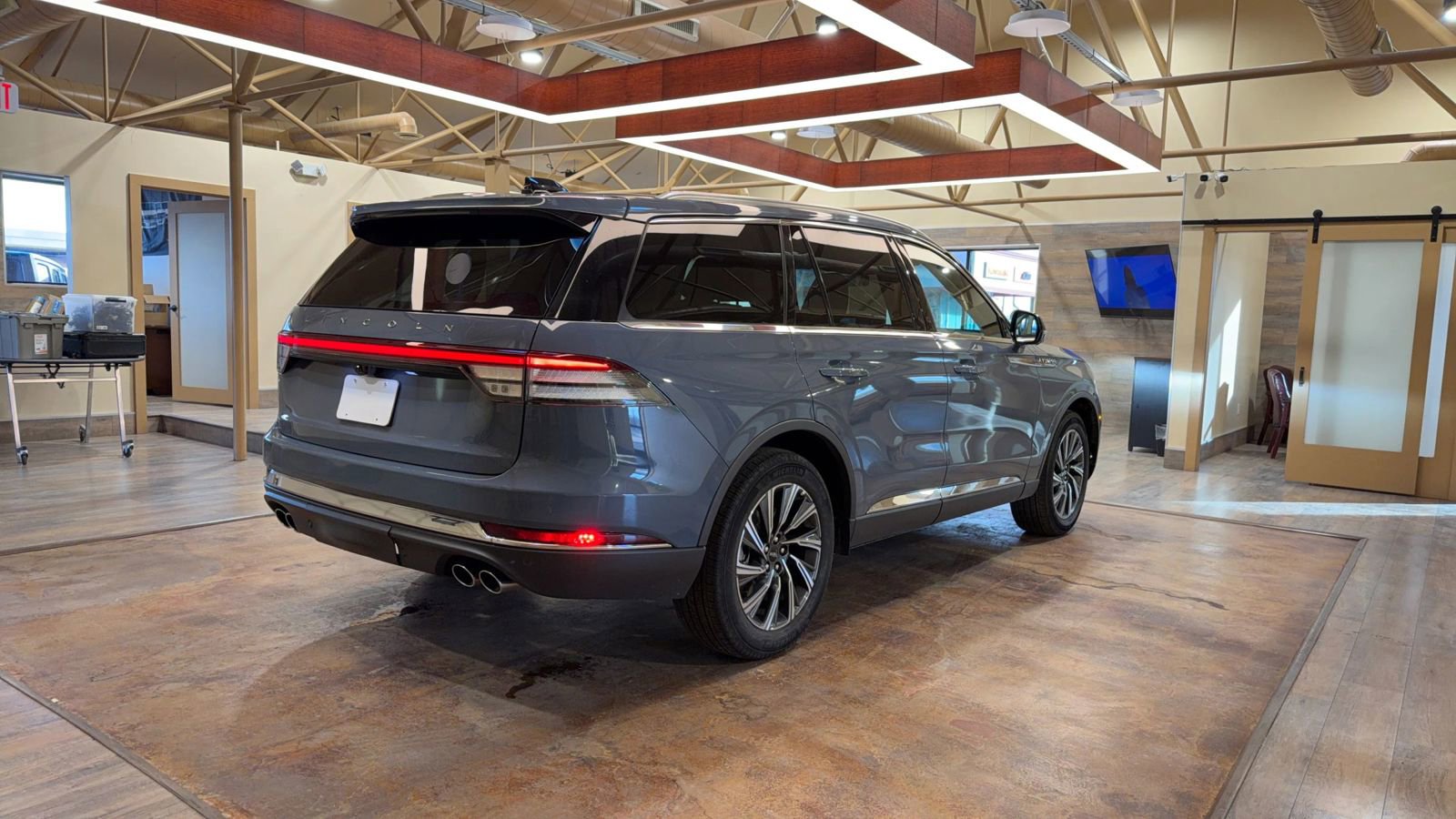 Used 2025 Lincoln Aviator AWD image 4