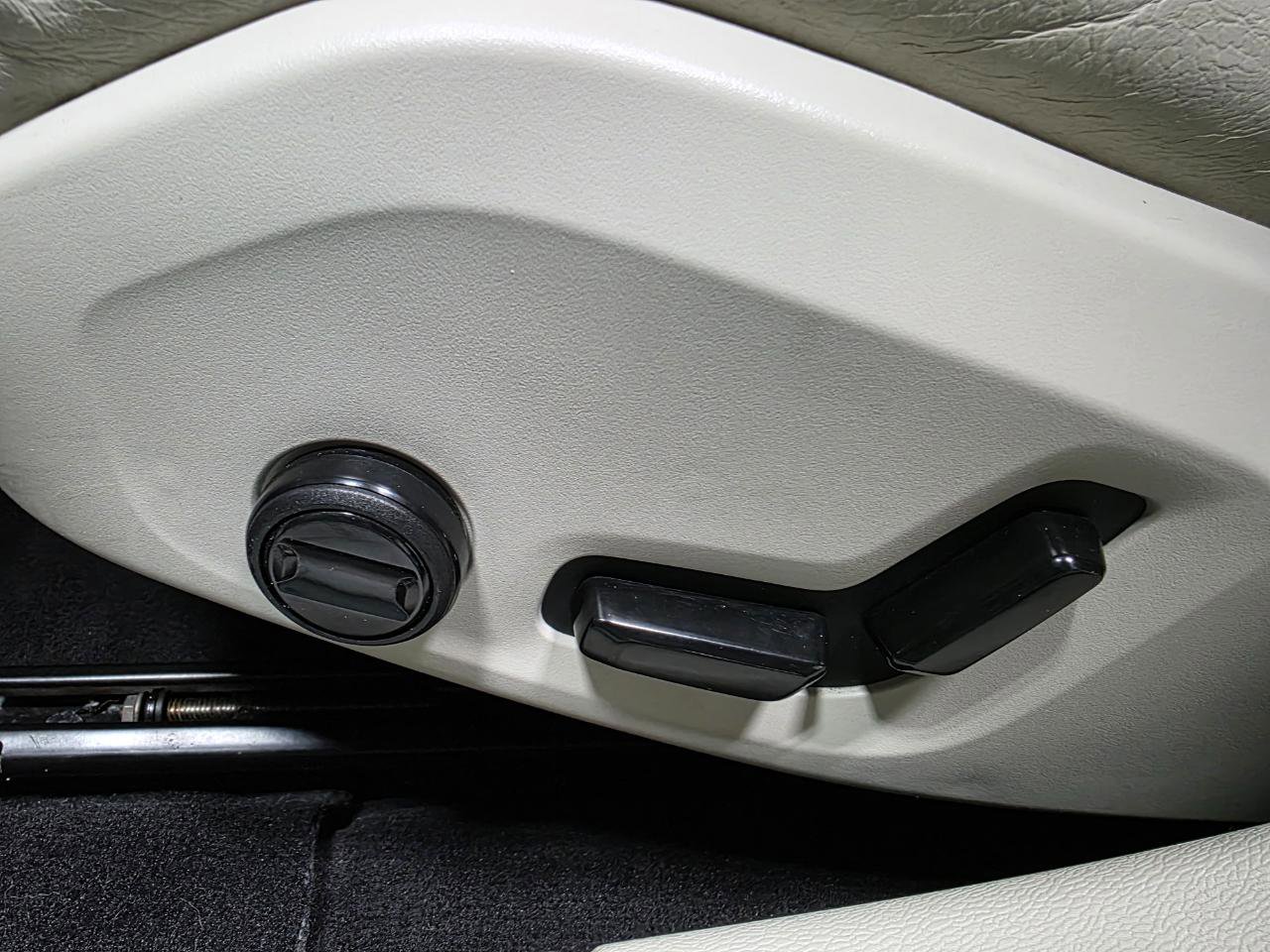 Used 2021 Volvo S60 T5 Momentum w/ Premium Package image 17