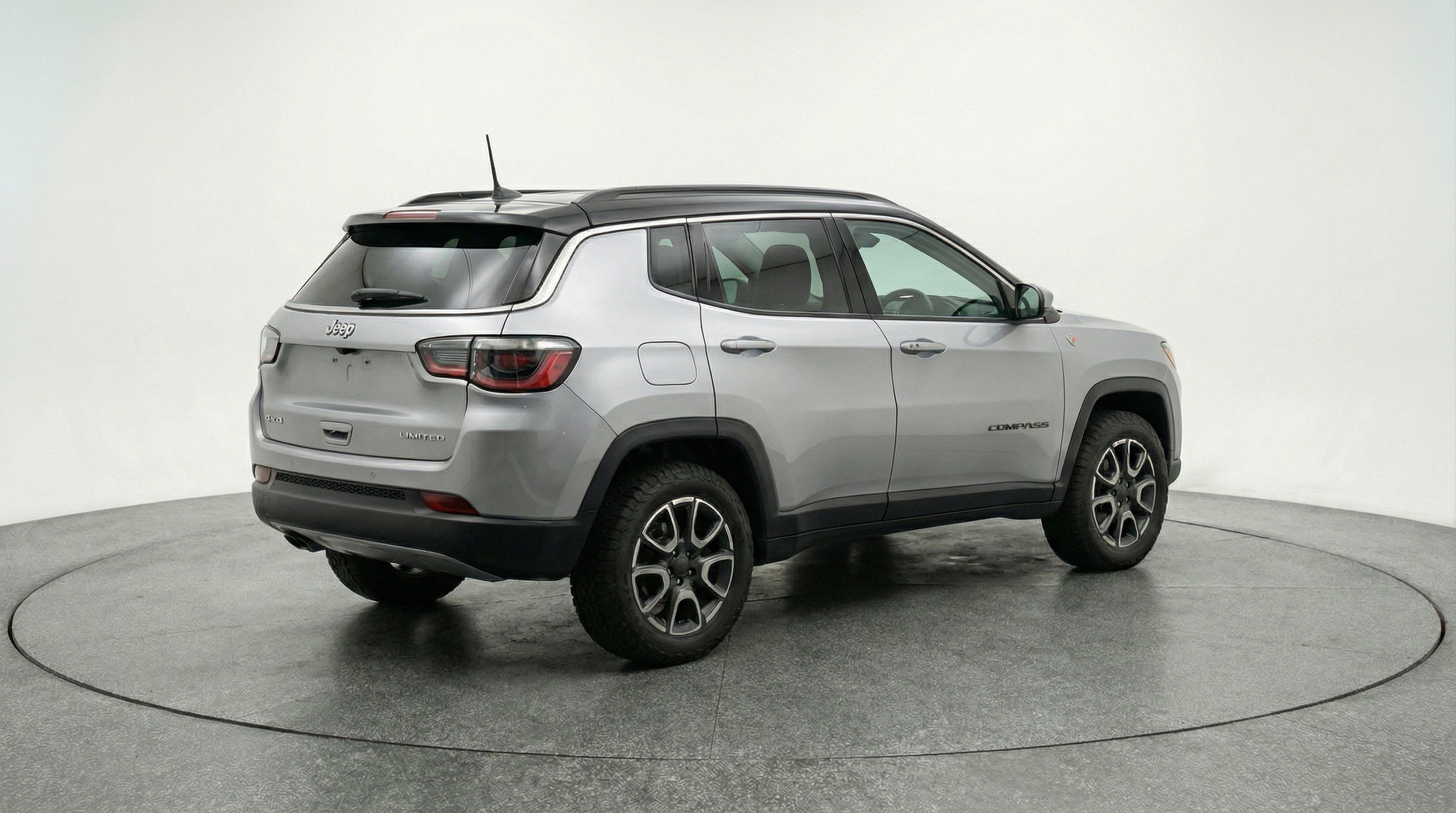 Used 2025 Jeep Compass Trailhawk AWD/4WD image 9