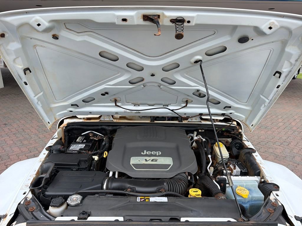 Used 2016 Jeep Wrangler Unlimited Sahara w/ Connectivity Group image 7