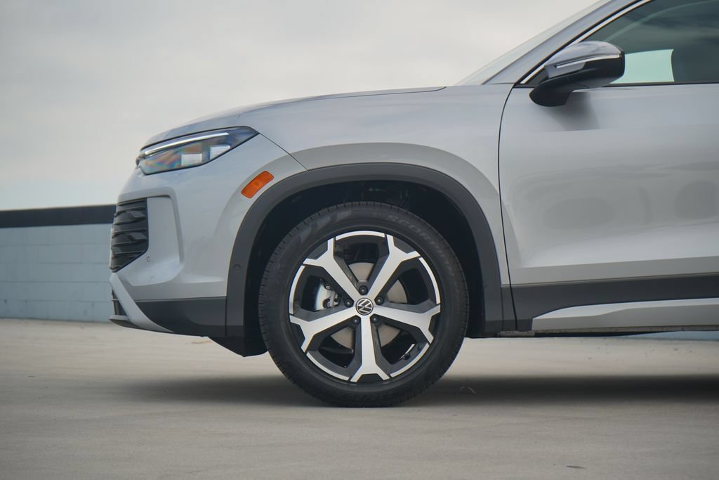 New 2026 Volkswagen Tiguan SE FWD image 2