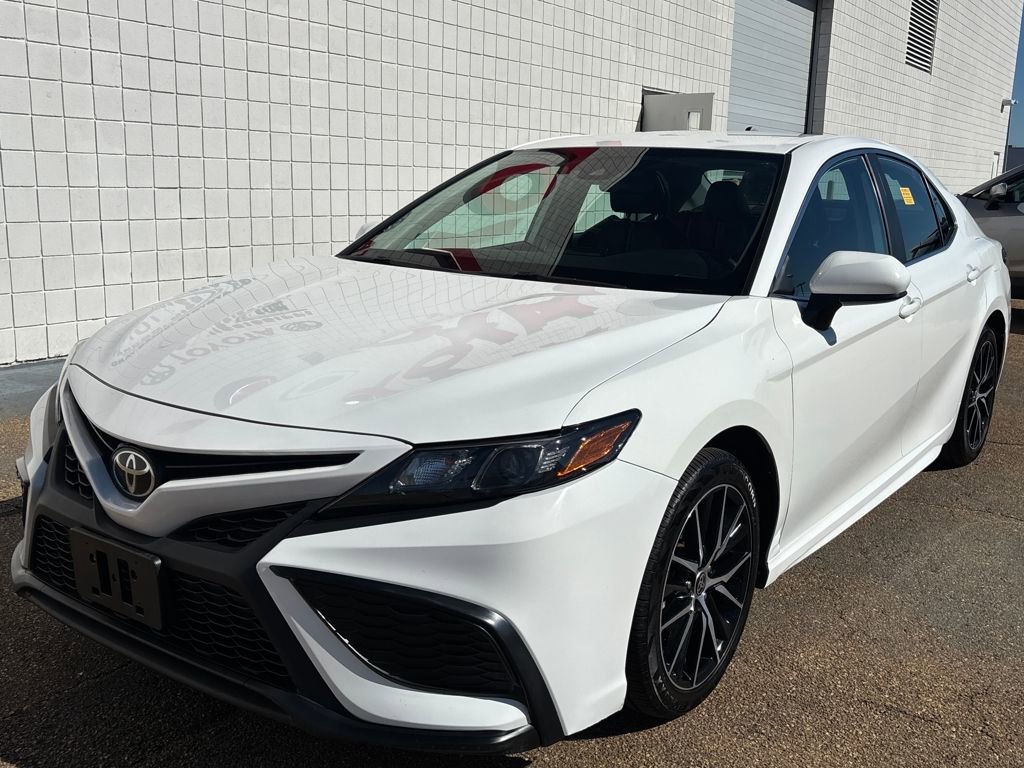 Used 2021 Toyota Camry SE image 1