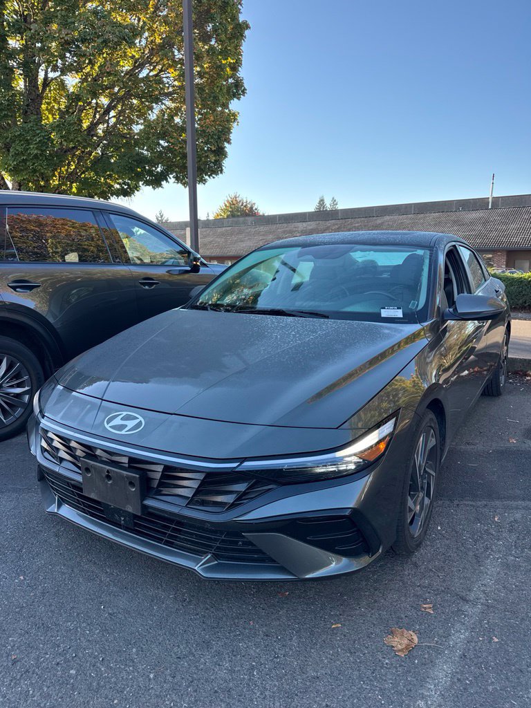 Used 2025 Hyundai Elantra Limited FWD image 1