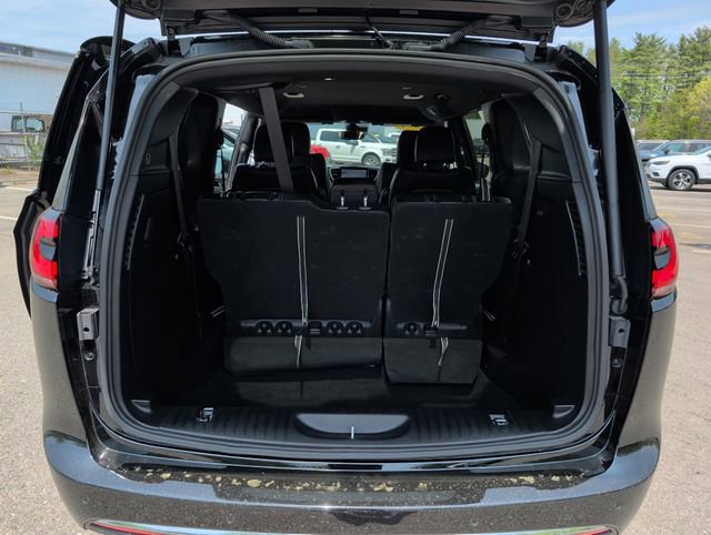 Used 2025 Chrysler Pacifica Select FWD image 26