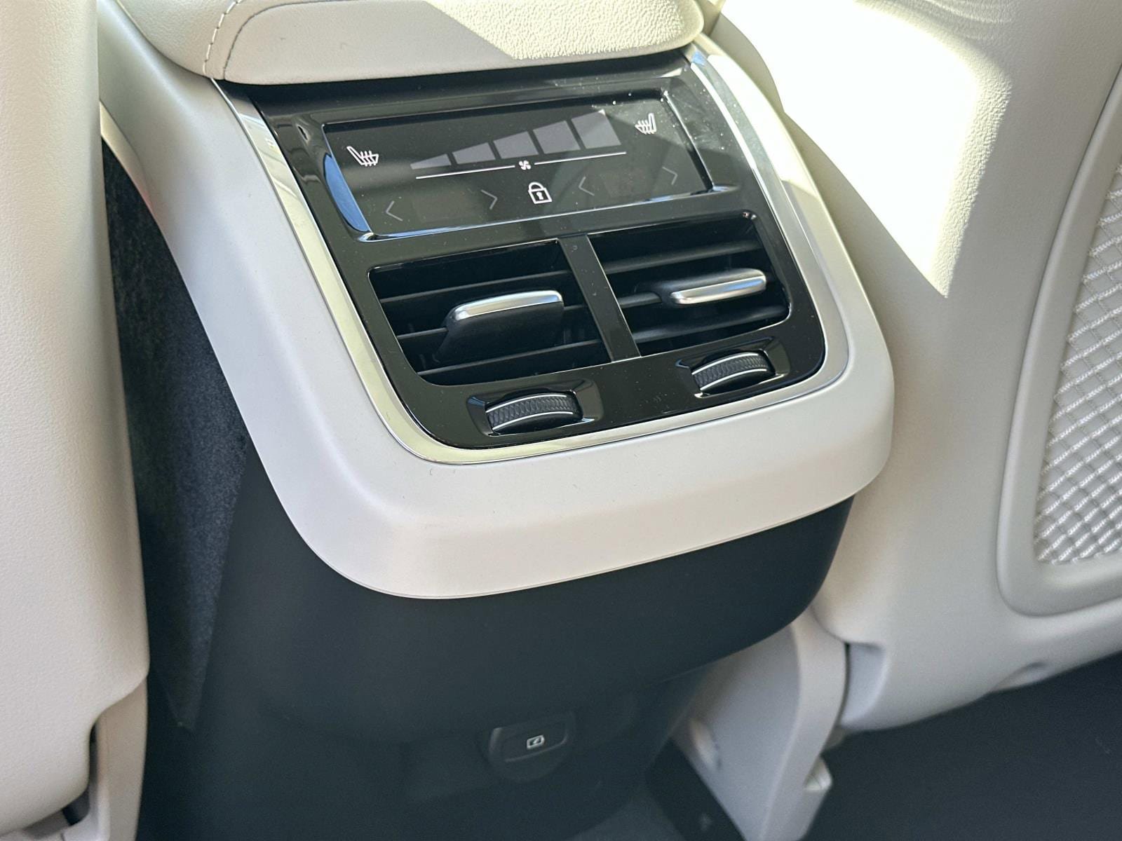 New 2026 Volvo XC60 B5 Ultra w/ Climate Package AWD/4WD image 10