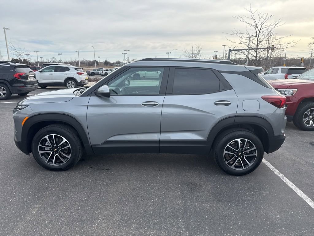 Used 2025 Chevrolet TrailBlazer LT w/ Driver Confidence Package image 6