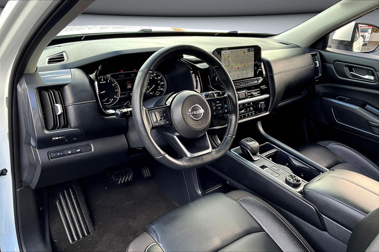 Used 2023 Nissan Pathfinder SL image 16