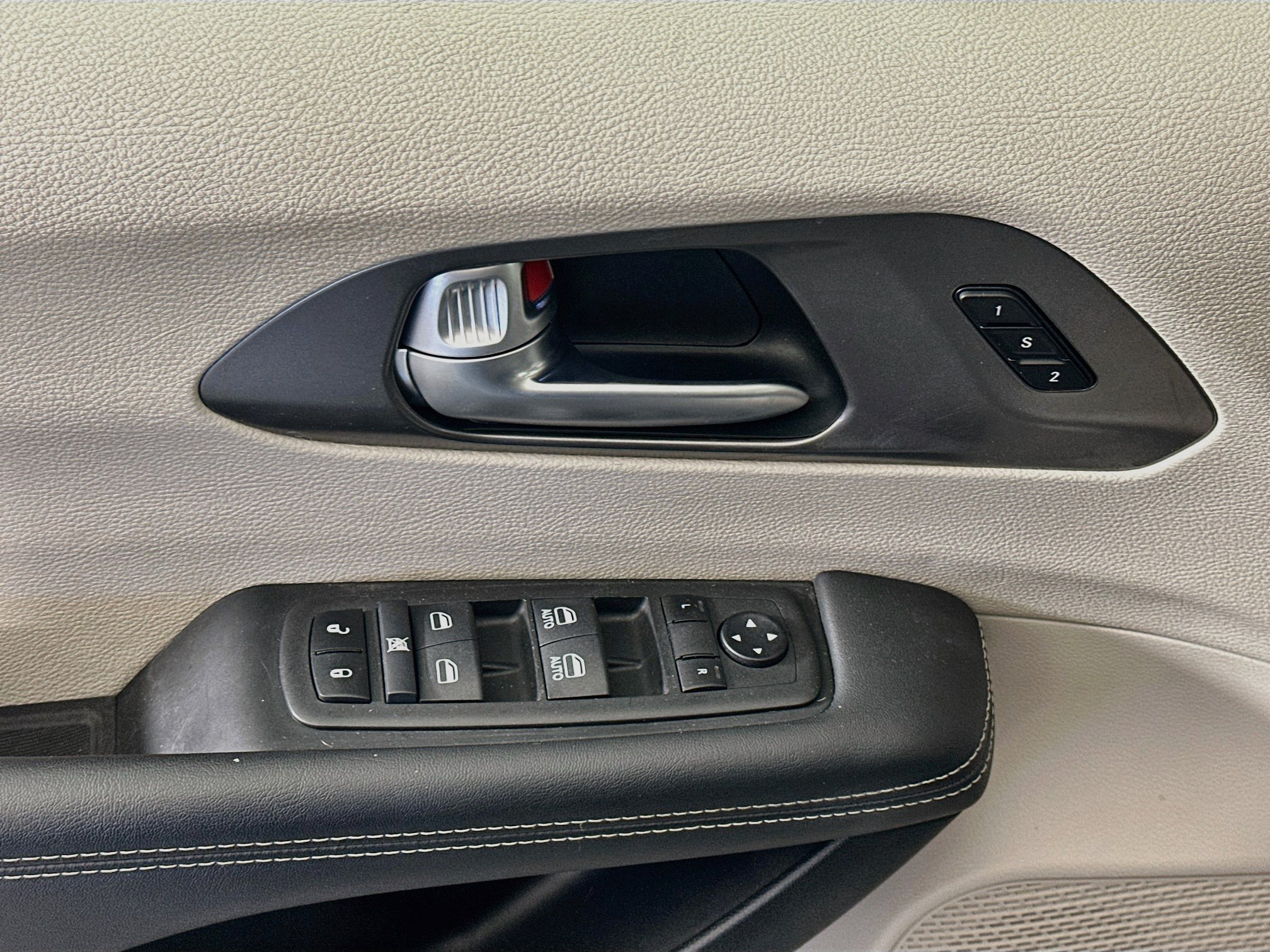 Used 2024 Chrysler Pacifica Touring-L FWD image 15