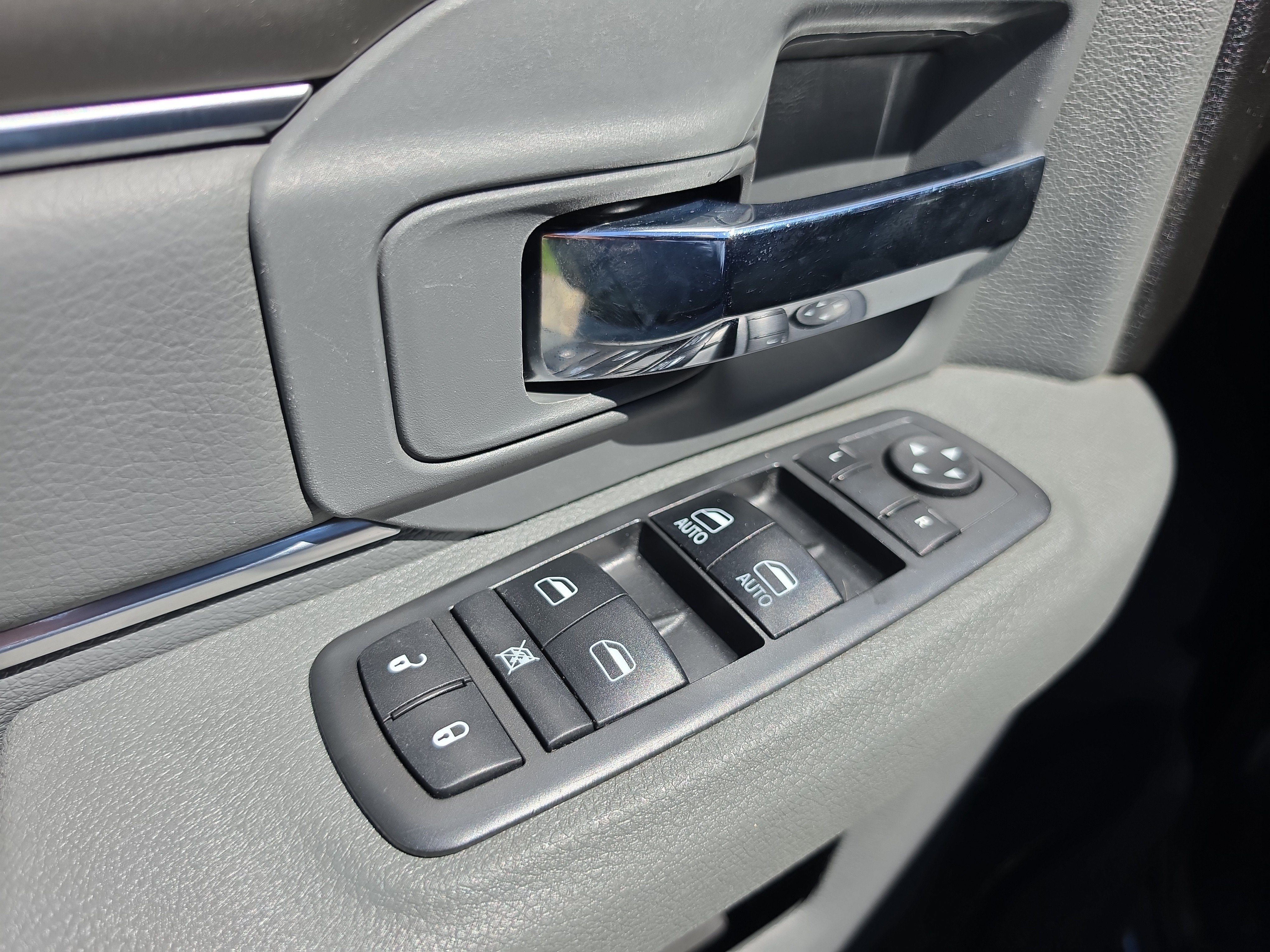 Used 2019 RAM 1500 Classic SLT AWD/4WD image 18