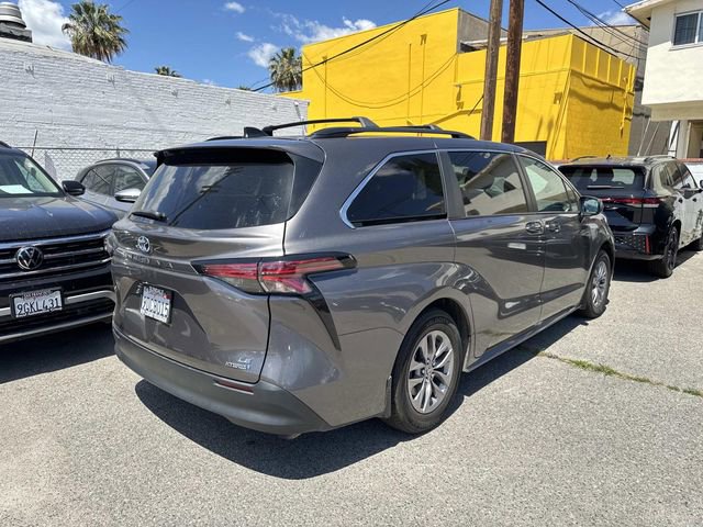 Used 2022 Toyota Sienna LE w/ LE Plus Package AWD/4WD image 3