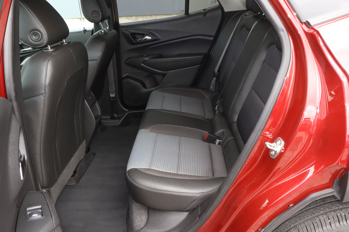 Used 2025 Chevrolet Trax LT w/ LT Convenience Package FWD image 8