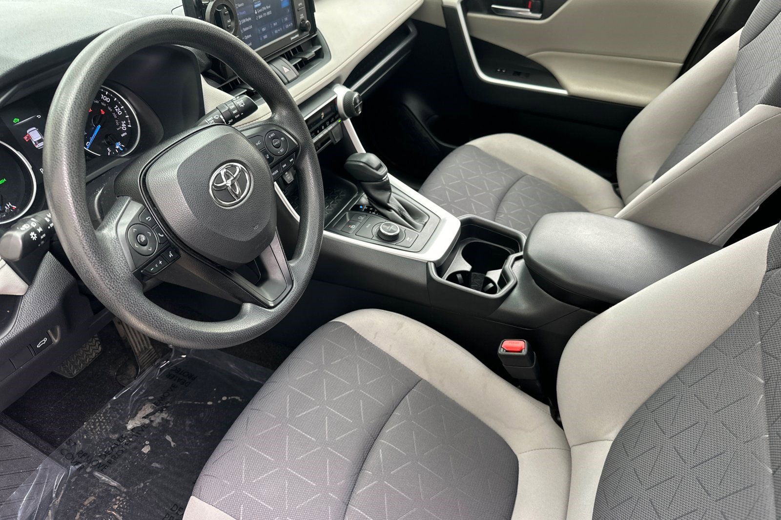 Used 2021 Toyota RAV4 XLE w/ Convenience Package image 4