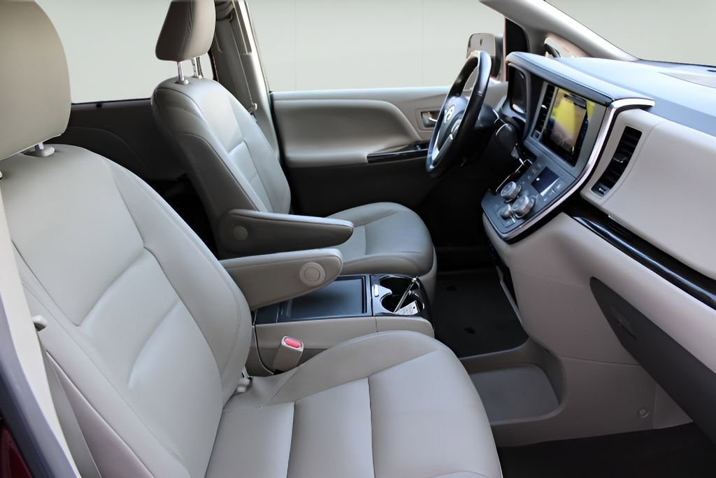 Used 2017 Toyota Sienna XLE w/ XLE Navigation Package FWD image 22