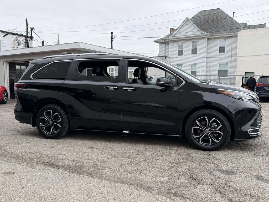 Used 2025 Toyota Sienna Platinum image 9