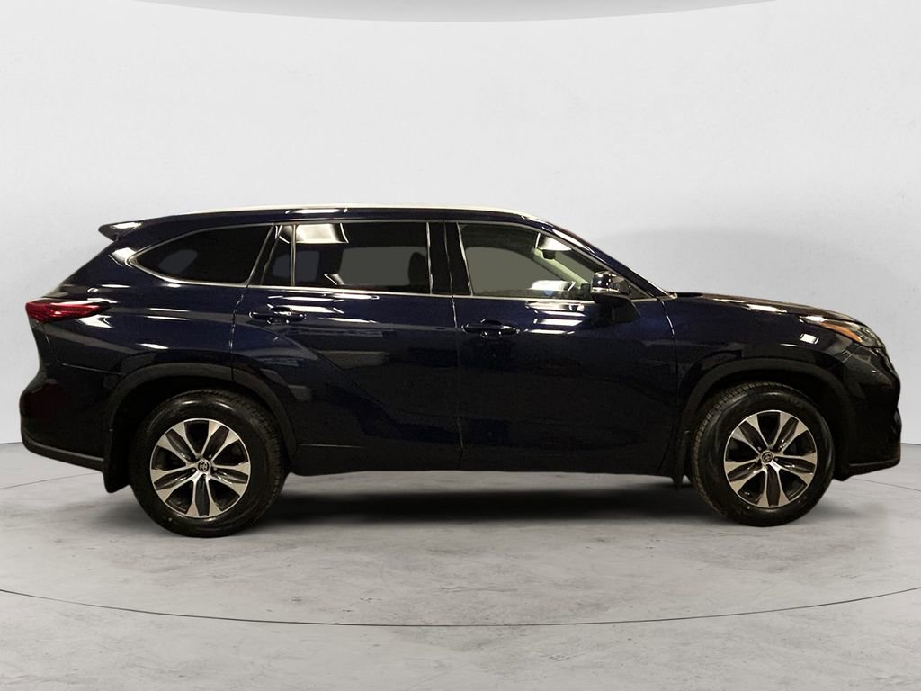 Used 2022 Toyota Highlander XLE image 6