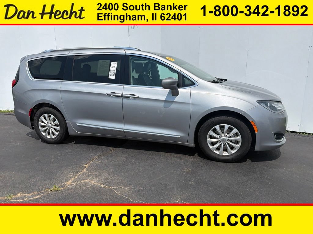 Used 2019 Chrysler Pacifica Touring-L FWD image 1